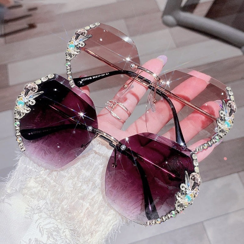 Fashionabel ramløs solbrille for dame, detaljert med skinnende rhinestones, perfekt UV400 tilbehør.