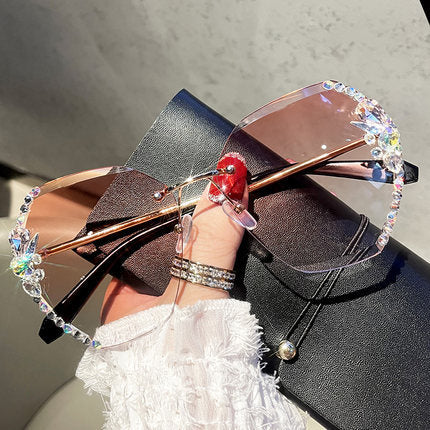 Stilren dame solbrille med rhinestones, design uten ramme, essensielt UV400 mote tilbehør.