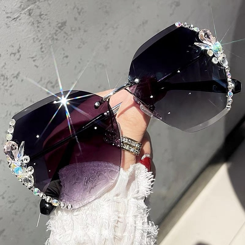 Solbriller for damer: ramløs design, fremhevet med rhinestones, optimal UV400 beskyttelse.