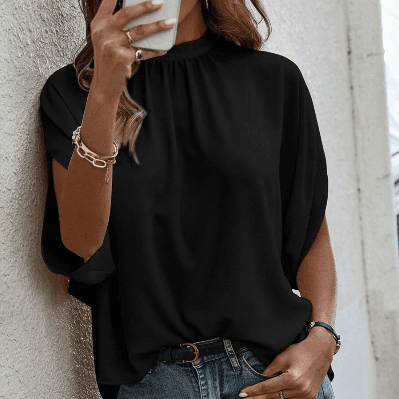 Stilig damebluse med elegante splittdetaljer på ermene. Ideell for fest eller et elegant kontorantrekk.