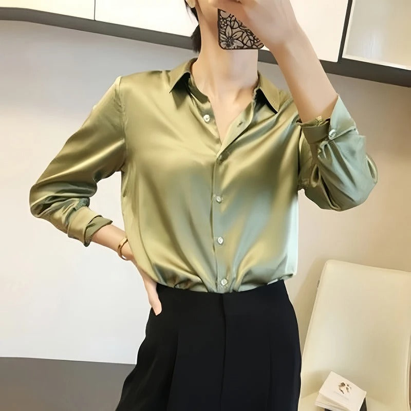Kvinnebluse med stilren reverskrage, langermet design for en moderne og komfortabel look.
