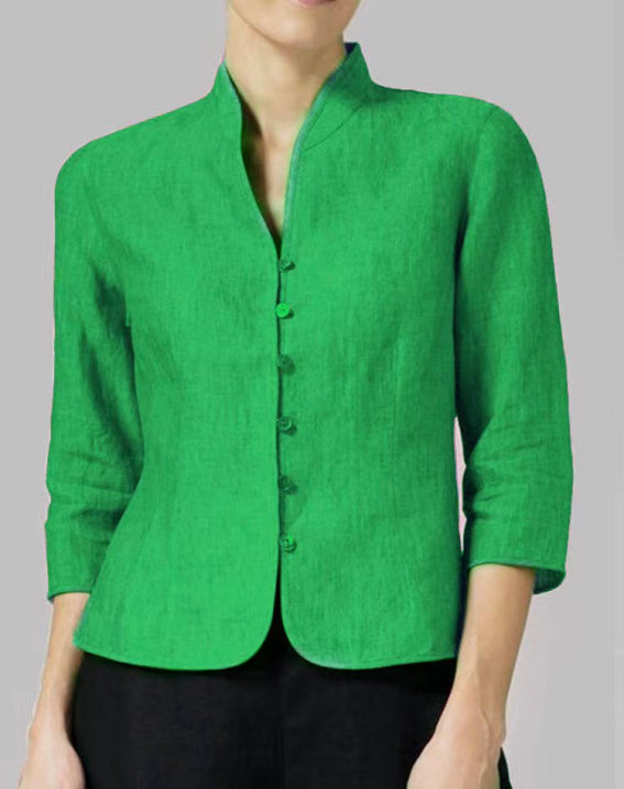 Enkel og elegant damebluse med ståkrage og trekvart ermer. Perfekt basisplagg for kontoret eller en avslappet stil.