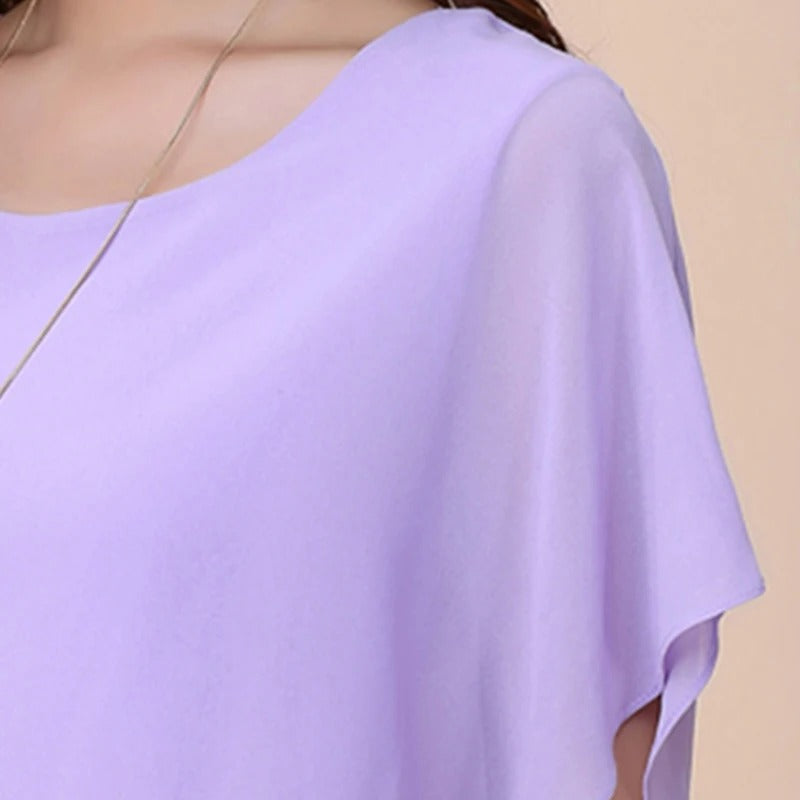 Klassisk damebluse med elegante volanger og behagelige flaggermusermer, flott for kontorstil.