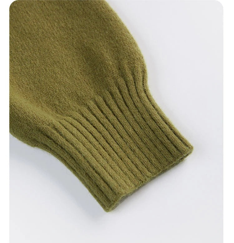Komfortabel, strikket damecardigan med elegant V-hals og unikt knutedesign. Ideell for kaldere dager.