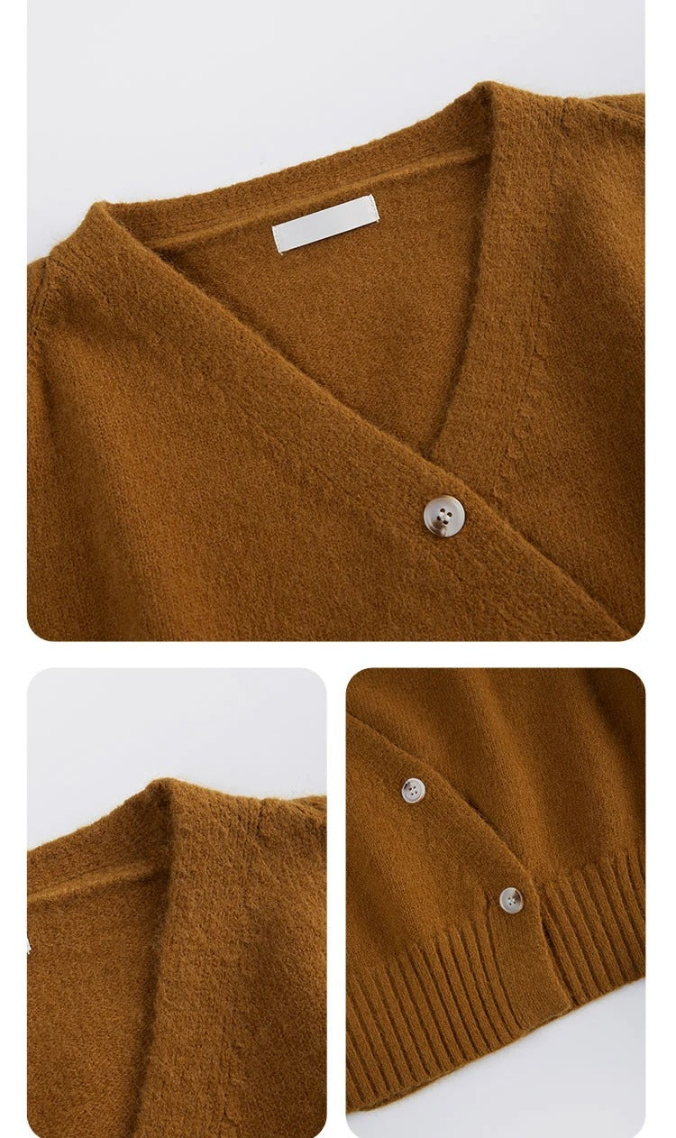 Nærbilde av V-hals og skjev knute på en elegant, strikket damecardigan for moderne kvinner.