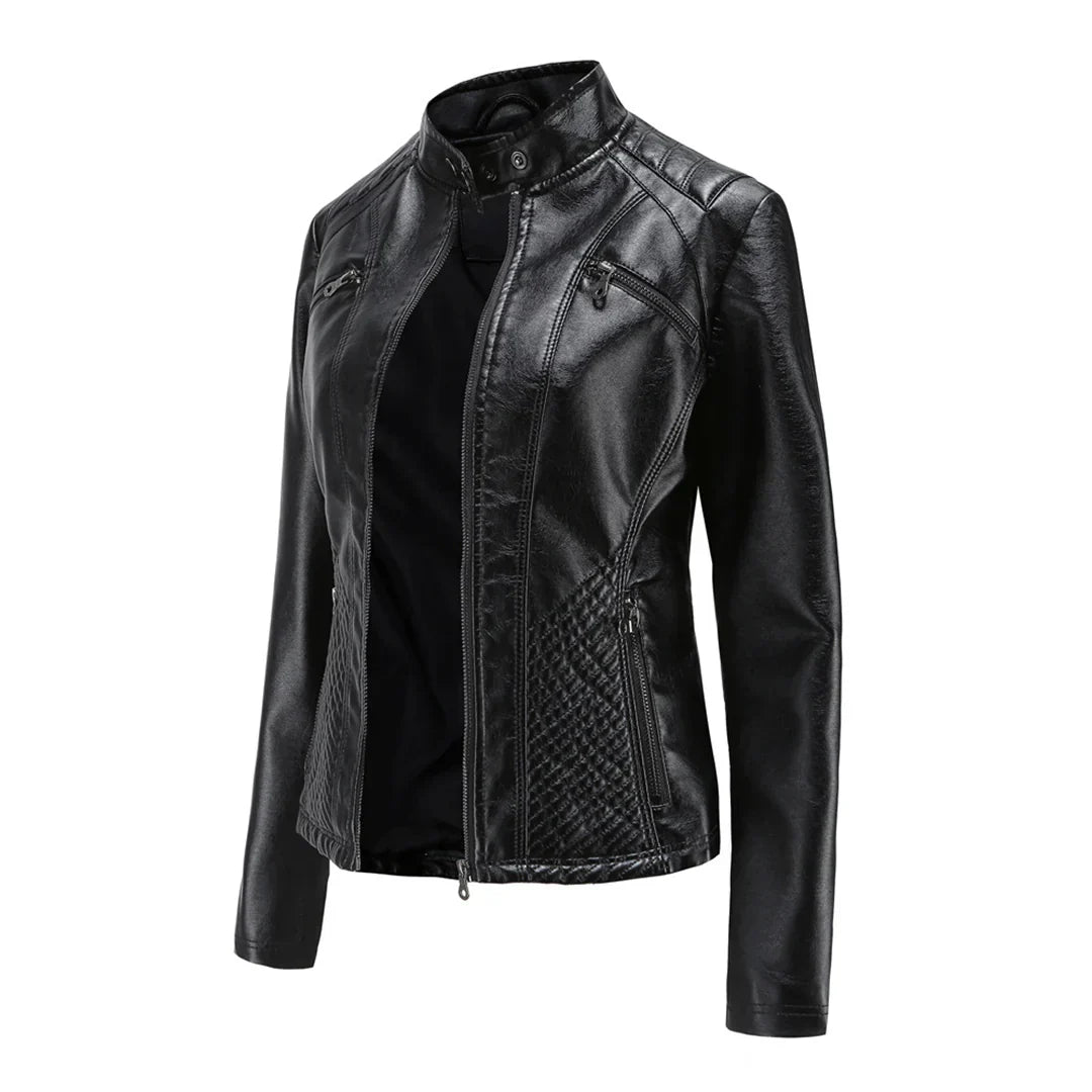 "Elegant damejakke i kunstskinn med klassisk bikersnitt, asymmetrisk glidelås og slagkrage, tidløs og moderne stil."