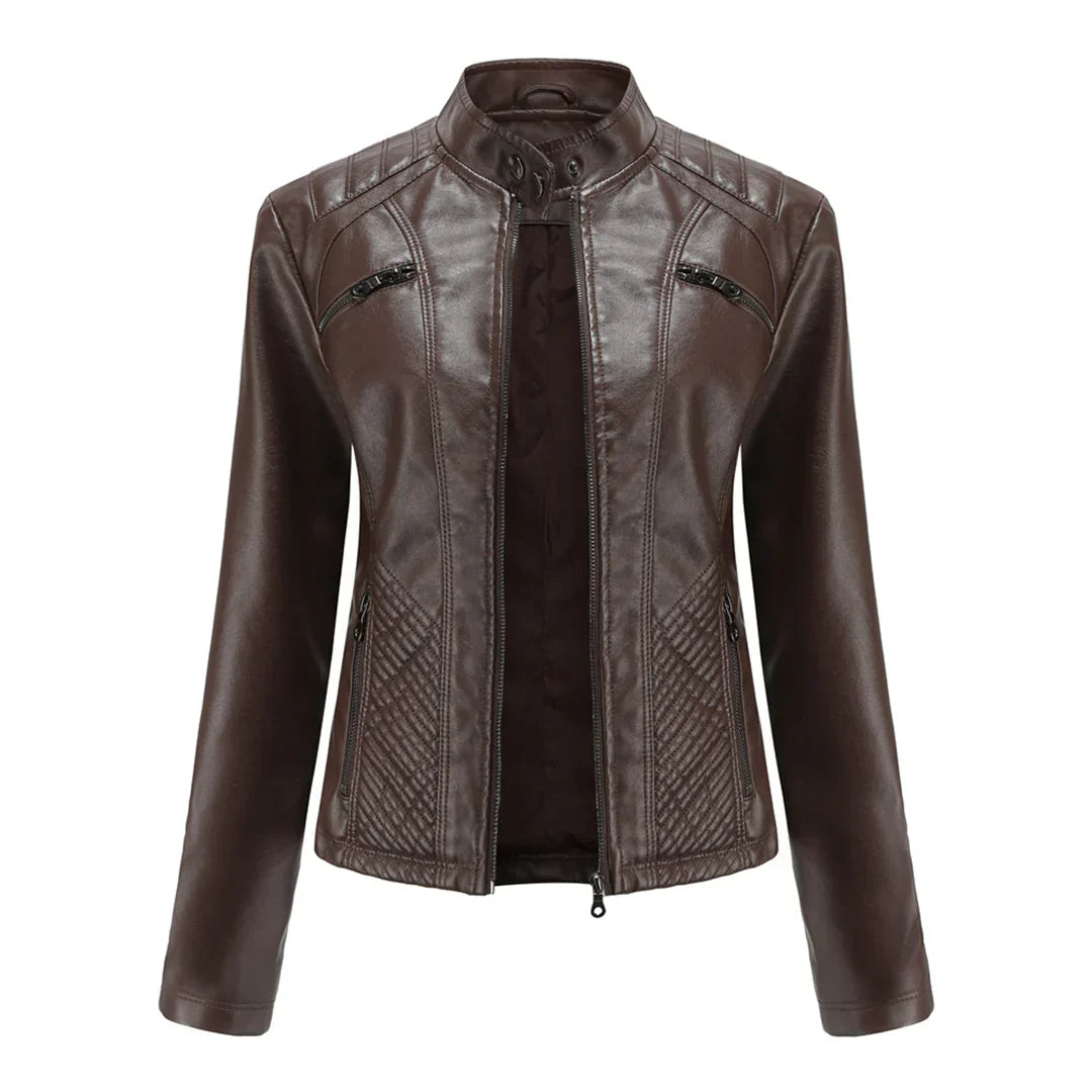 "Elegant damejakke i kunstskinn med klassisk bikersnitt, asymmetrisk glidelås og slagkrage, tidløs og moderne stil."