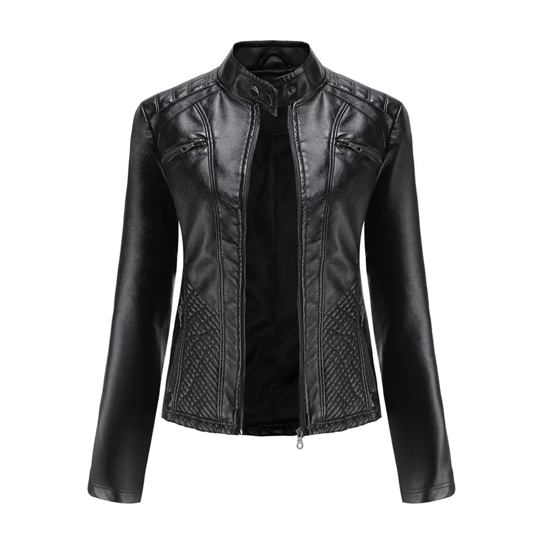 "Elegant damejakke i kunstskinn med klassisk bikersnitt, asymmetrisk glidelås og slagkrage, tidløs og moderne stil."