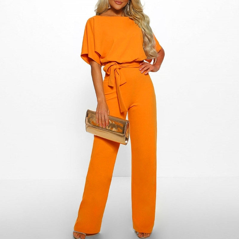 Dame i moderne jumpsuit, stående forfra, med snøring i midjen og vide ben. Elegant festantrekk.