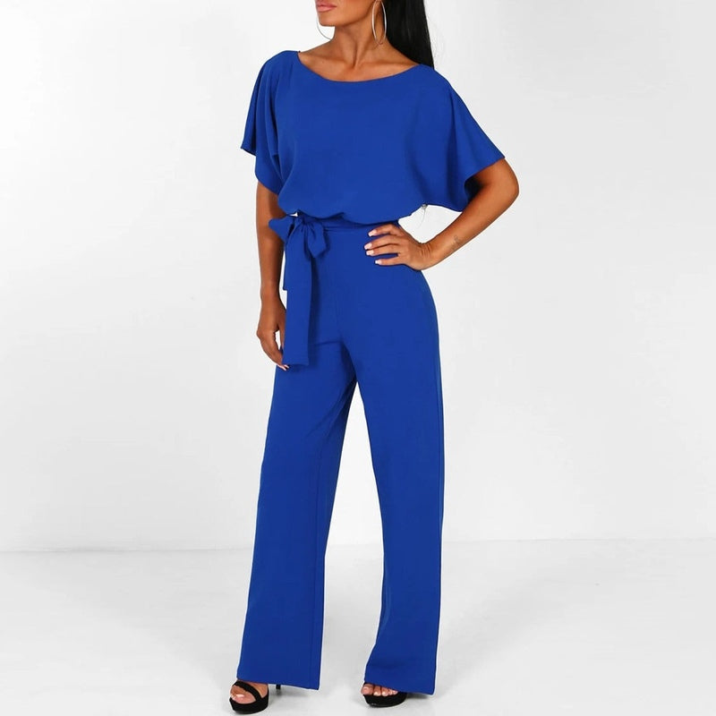 Dame i elegant jumpsuit med snøring i midjen og vide ben. Viser moderne design og komfortabelt stoff.