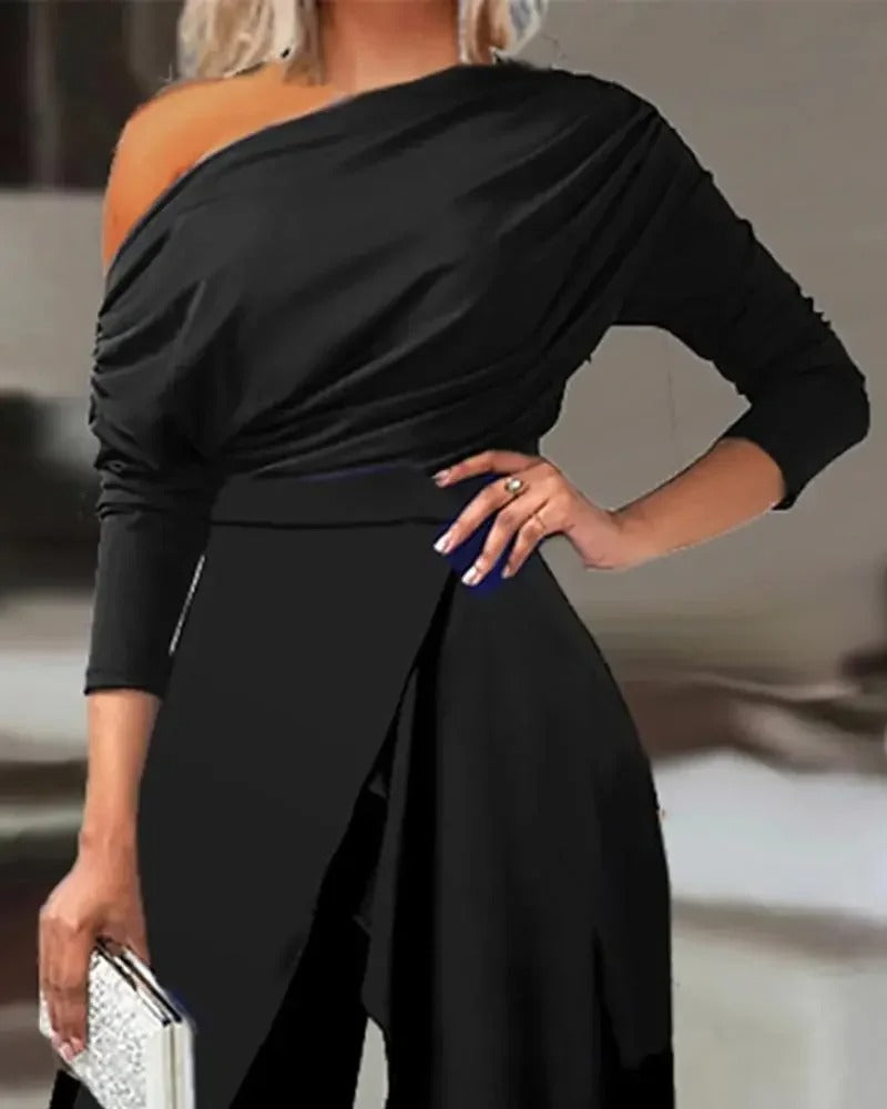 Trendy damejumpsuit med vide ben, kald skulder og splitt. Komfortabel og elegant for sommer, fest og hverdagsstil.