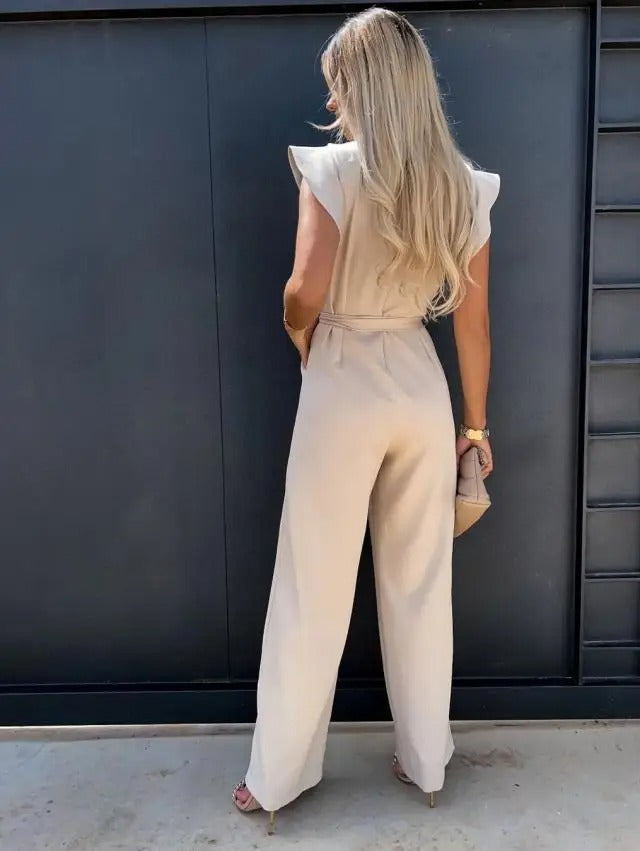 Nærbilde av damejumpsuit som viser volangermer, knytebånd og de elegante vide bena.