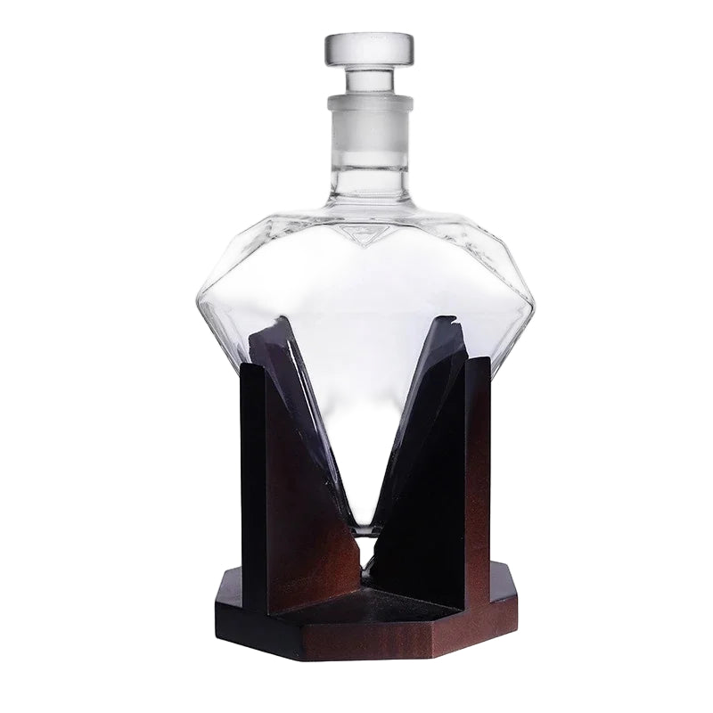 Elegant diamantformet whiskykaraffel i krystall med treholder. Perfekt dekanter for hjemmebar.
