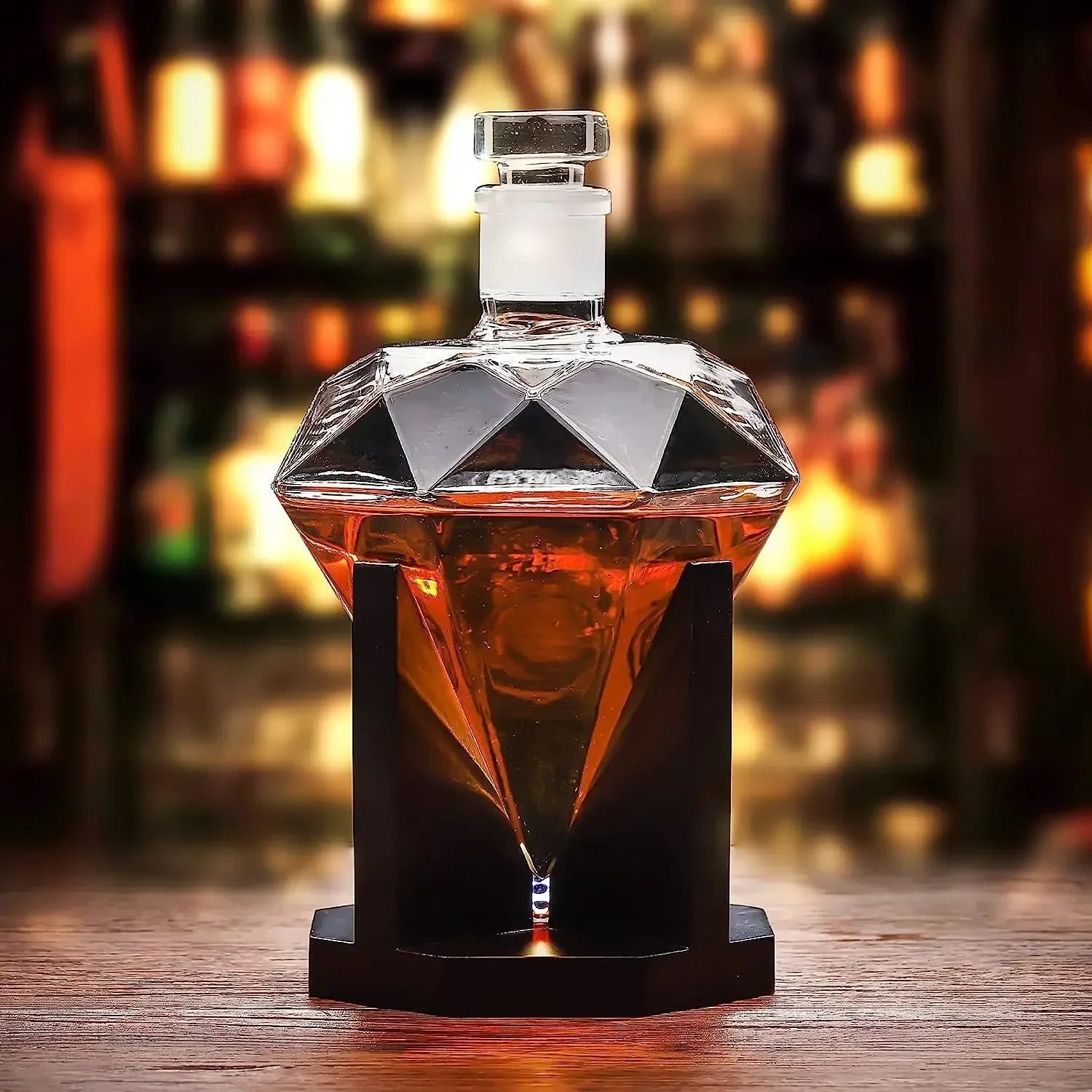 Luksuriøs diamant whiskykaraffel i krystallglass med treholder. Ideell gave til menn og whiskyelskere.