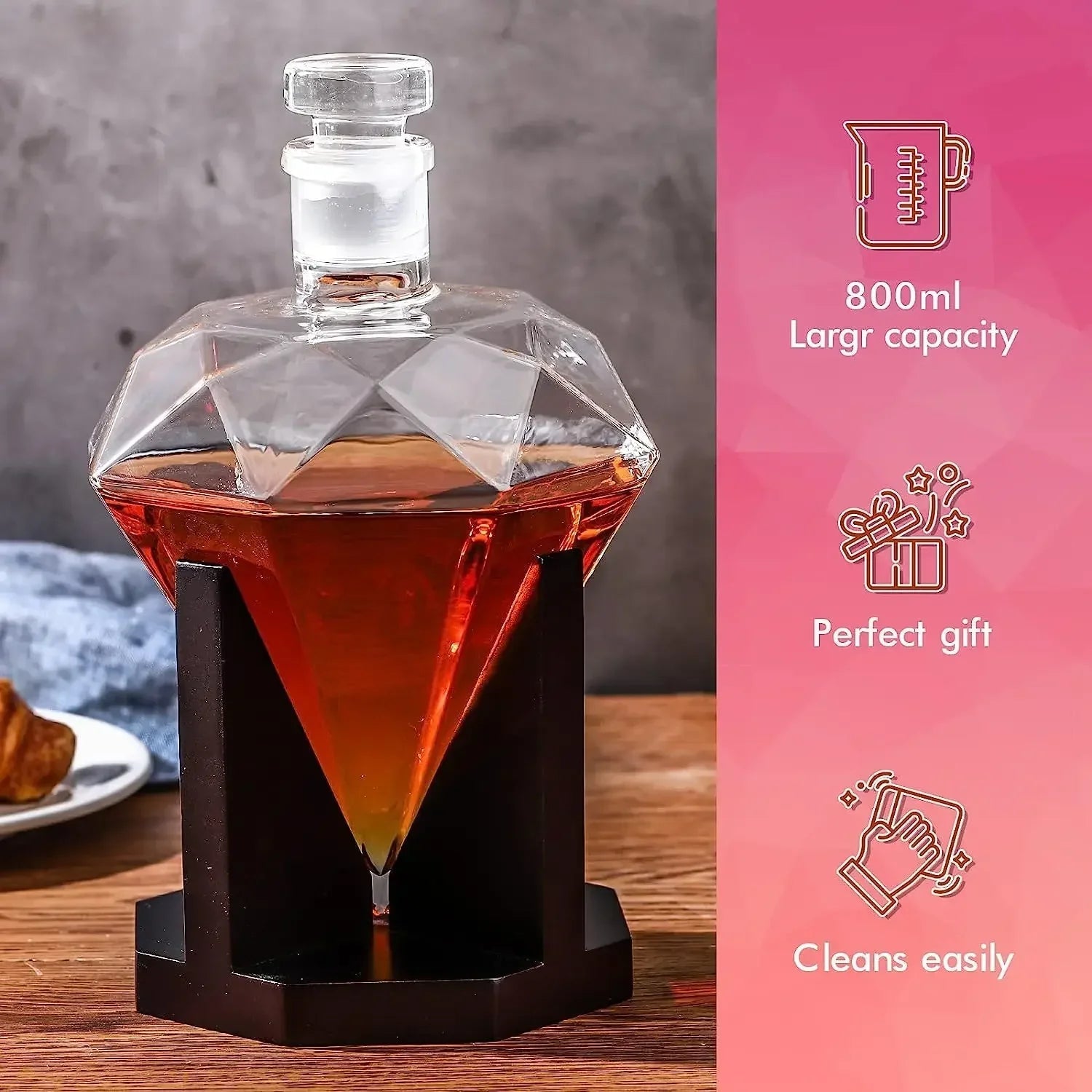 Eksklusiv diamantformet whiskykaraffel i høykvalitets krystallglass med solid treholder.