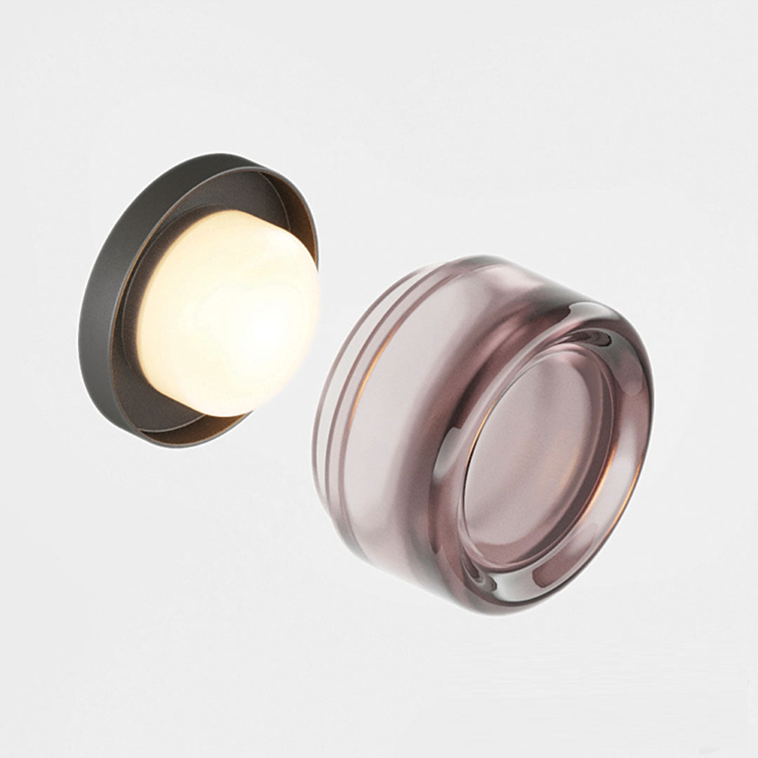 "Elegant Dimple vegglampe i moderne design, laget av akryl og aluminium. Mykt LED-lys i hvit, ravfarget og røyk."