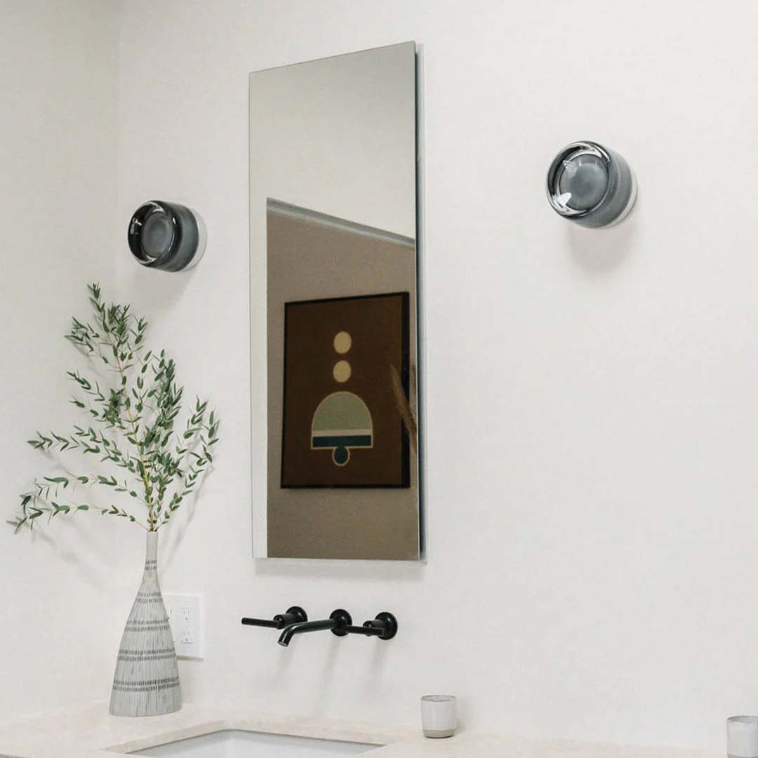 "Elegant Dimple vegglampe i moderne design, laget av akryl og aluminium. Mykt LED-lys i hvit, ravfarget og røyk."