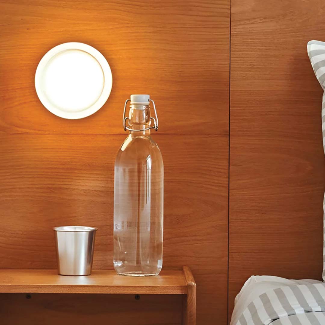 "Elegant Dimple vegglampe i moderne design, laget av akryl og aluminium. Mykt LED-lys i hvit, ravfarget og røyk."