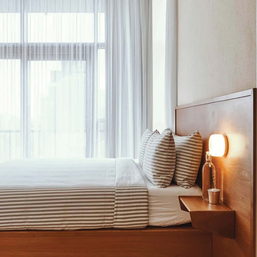 "Elegant Dimple vegglampe i moderne design, laget av akryl og aluminium. Mykt LED-lys i hvit, ravfarget og røyk."