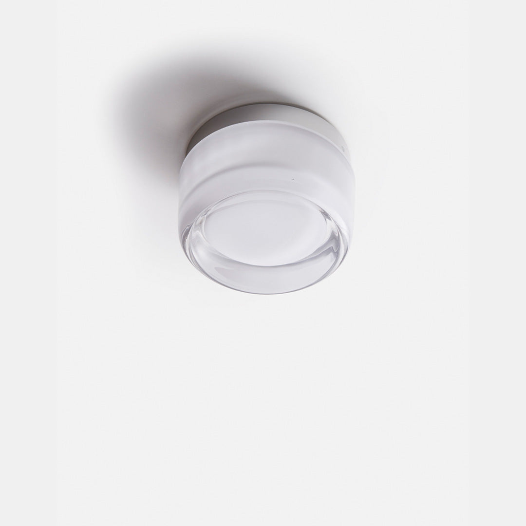 "Elegant Dimple vegglampe i moderne design, laget av akryl og aluminium. Mykt LED-lys i hvit, ravfarget og røyk."