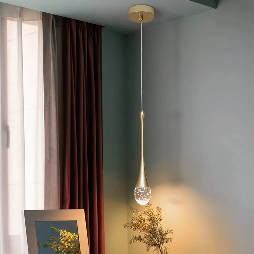 Moderne dråpeformet taklampe i svart og gull, ideell stuebelysning for interiør.