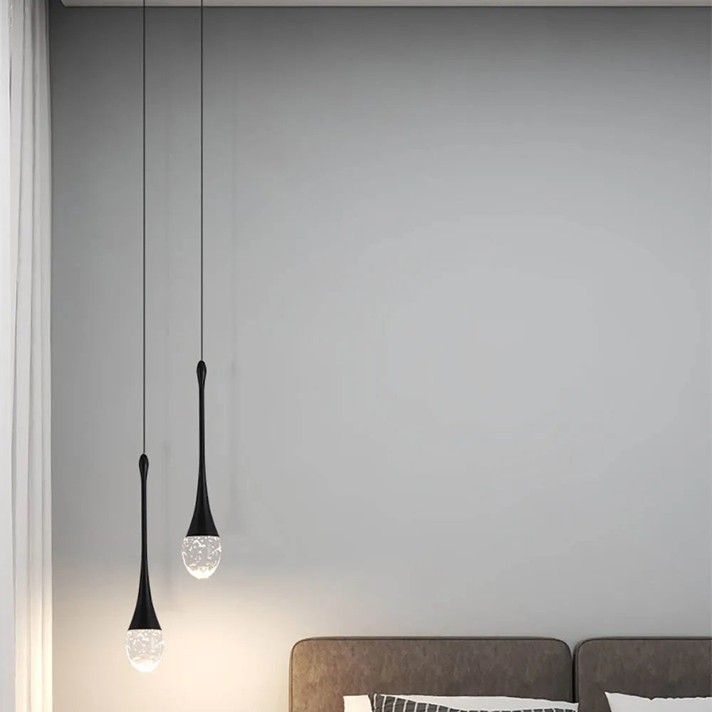Elegant taklys, dråpeformet pendellampe for stue og spisestue i nordisk stil.