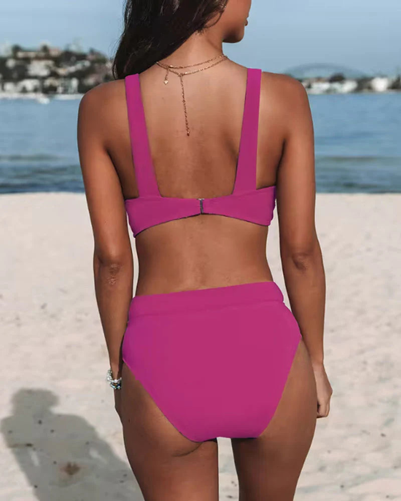 Perfekt ensfarget høymidje bikini for kvinner, ideelt for sommerdager og strandklær. Elegant og komfortabelt badetøy.