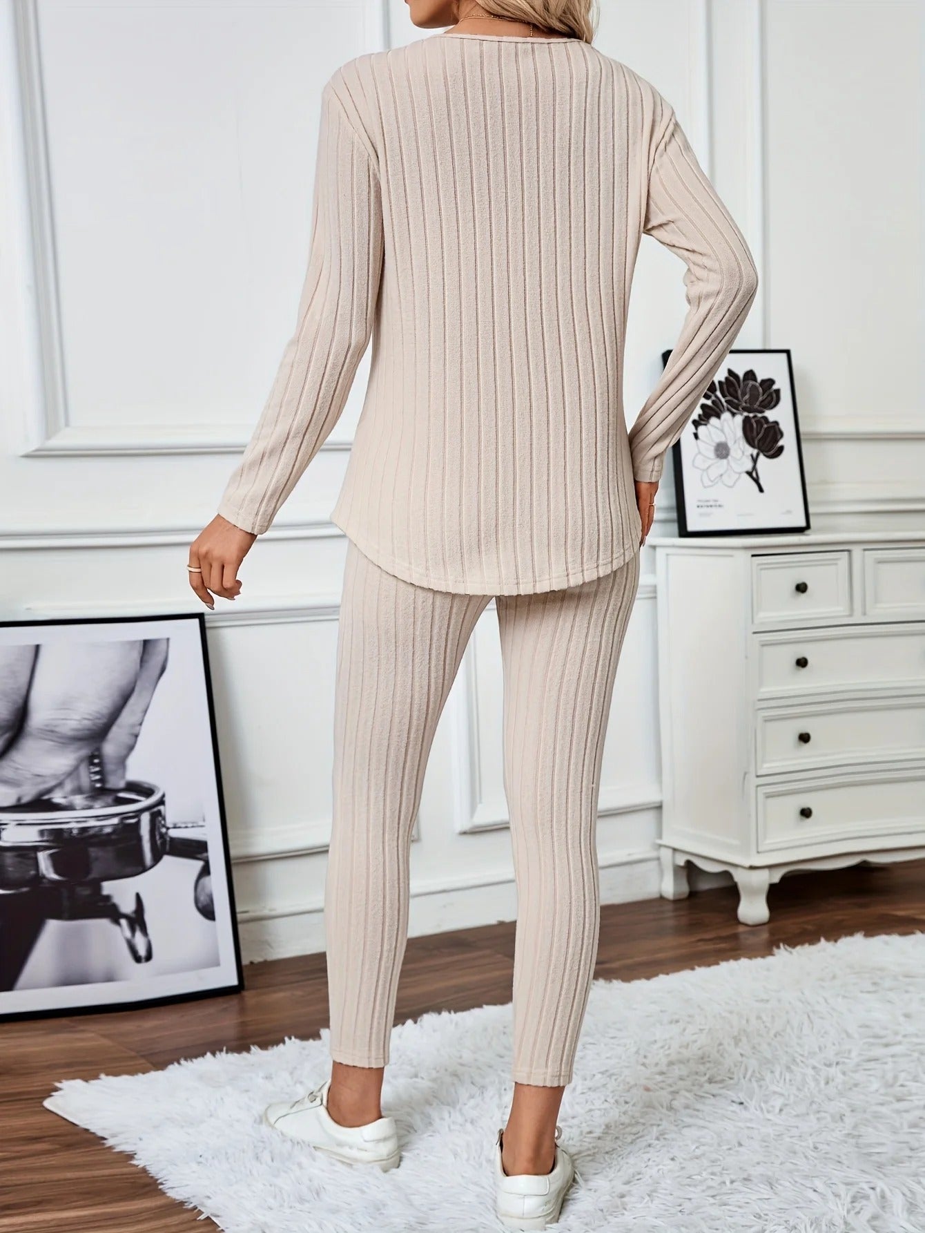 Kvinners ensfarget jumpsuit med dyp V-hals, langermet, egnet for både fest og formelle anledninger