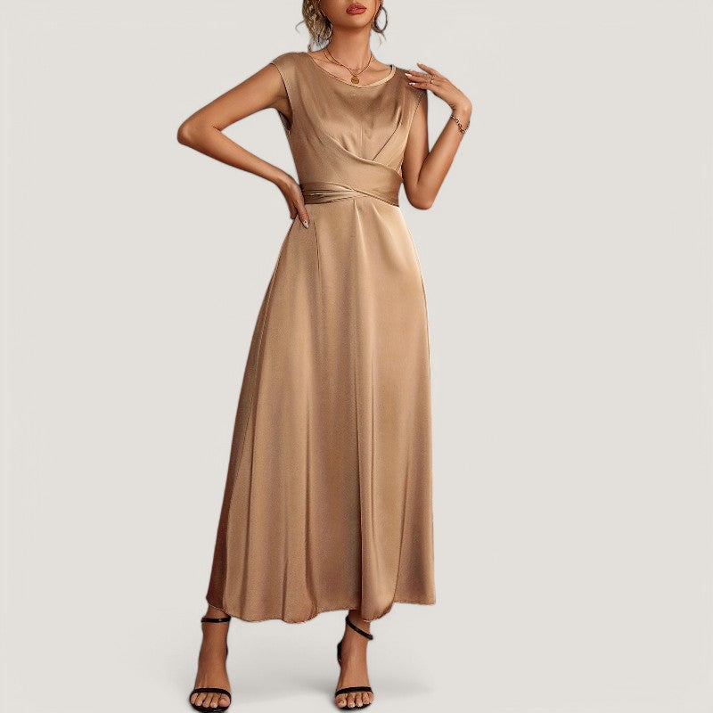 Elegant selskapskjole i brun satin for kvinner. Ermeløs, komfortabel galakjole til formelle fester.