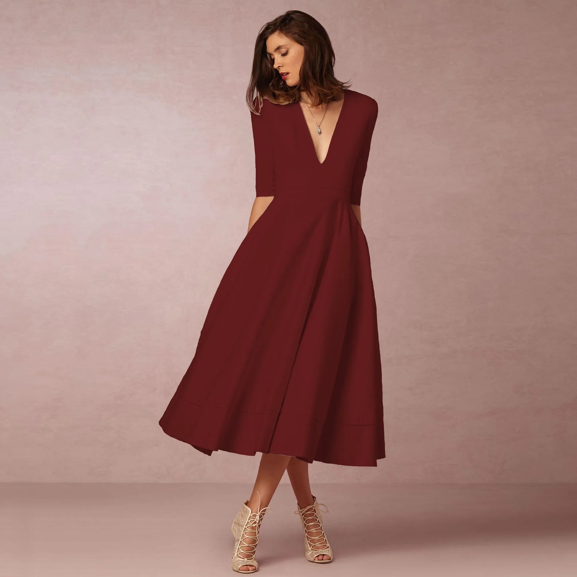 Moderne ermeløs damekjole med prinsessesnitt, elegant for kveldsantrekk og spesielle anledninger.