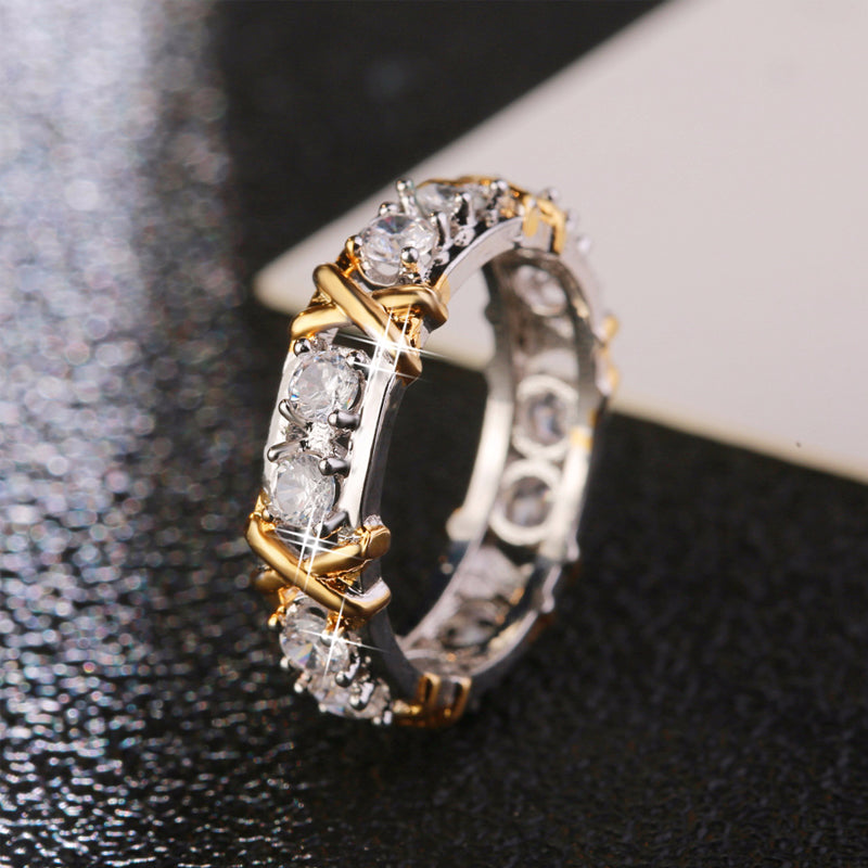 "Elegant evighetsring med glitrende cubic zirconia og 14K gullbelegg, perfekt til både hverdag og spesielle anledninger."