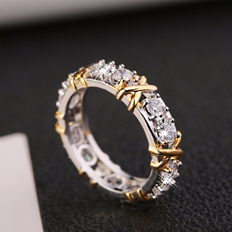 "Elegant evighetsring med glitrende cubic zirconia og 14K gullbelegg, perfekt til både hverdag og spesielle anledninger."