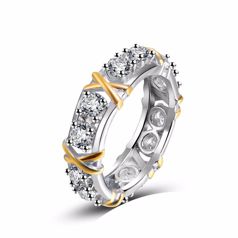 "Elegant evighetsring med glitrende cubic zirconia og 14K gullbelegg, perfekt til både hverdag og spesielle anledninger."