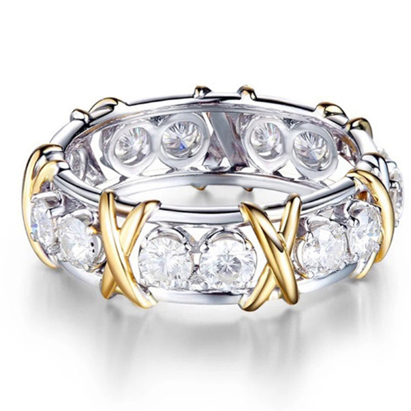 "Elegant evighetsring med glitrende cubic zirconia og 14K gullbelegg, perfekt til både hverdag og spesielle anledninger."