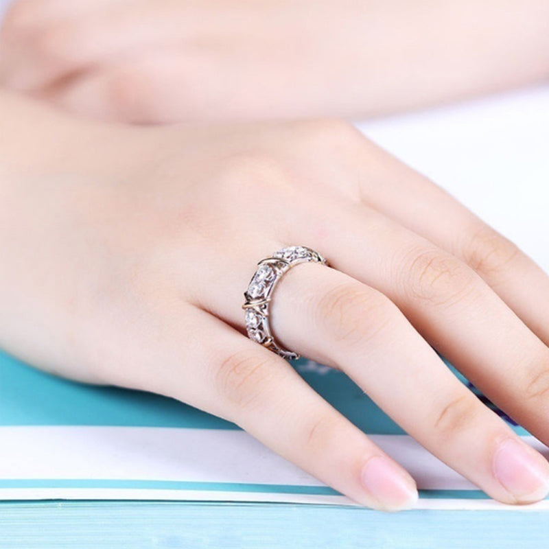 "Elegant evighetsring med glitrende cubic zirconia og 14K gullbelegg, perfekt til både hverdag og spesielle anledninger."