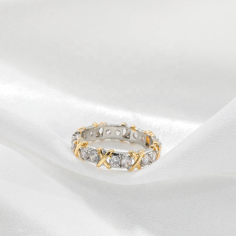 "Elegant evighetsring med glitrende cubic zirconia og 14K gullbelegg, perfekt til både hverdag og spesielle anledninger."