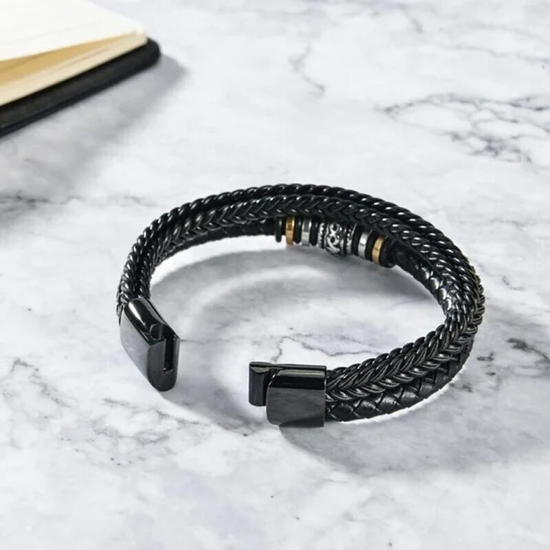 "Elegant flettet skinnarmbånd for menn med rustfritt stål magnetlås i svart; stilfullt, maskulint design."