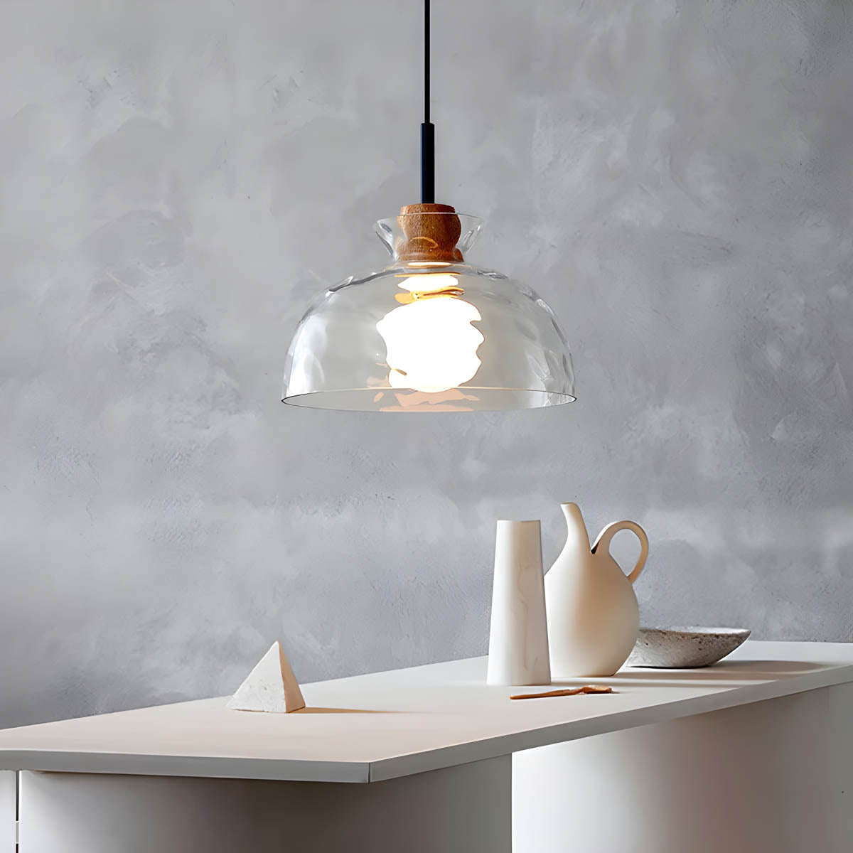 Elegant glass lysekrone med moderne design, minimalistisk stil, justerbar ledning, ideell for moderne interiør.