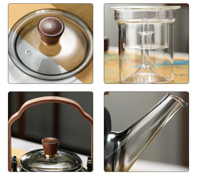 Minimalistisk glasskanne med trehåndtak, perfekt for en rolig stund med din favoritt-te.