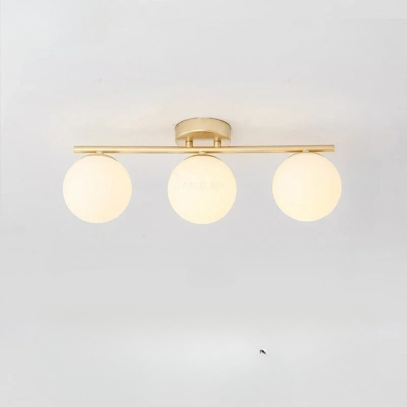 Vakker glasskule taklampe. Gir behagelig moderne lys og et dekorativt preg til stuen eller soverommet.