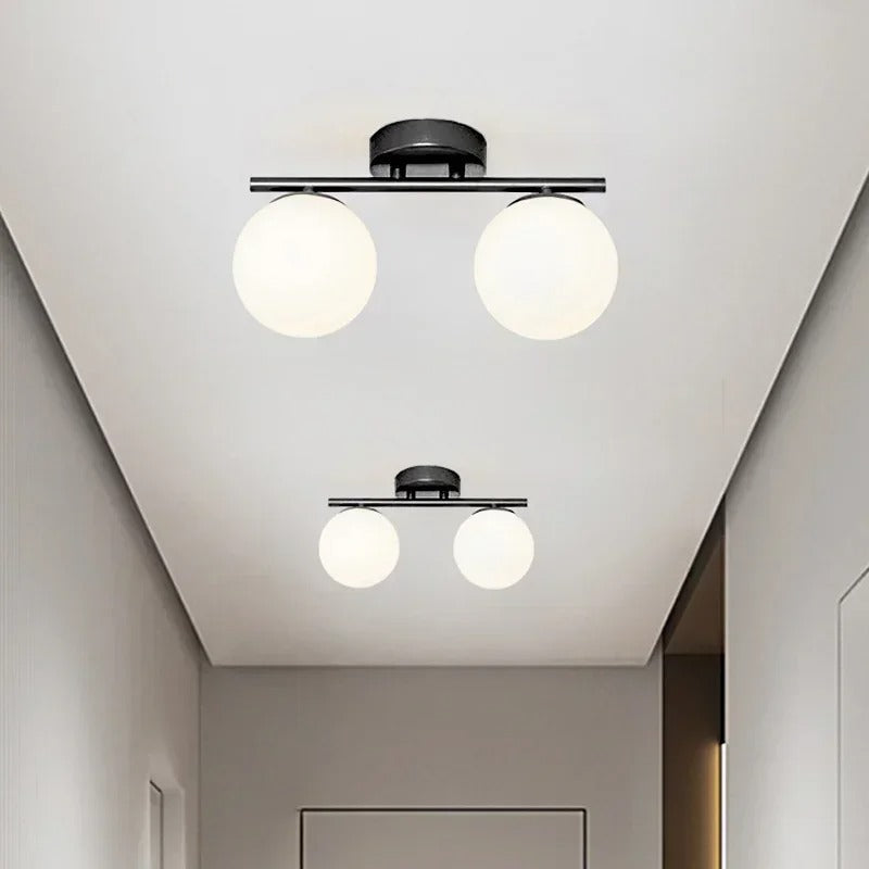 Gjennomsiktig glasskule taklampe med svart/gull detaljer. Moderne LED-belysning for stue og soverom.
