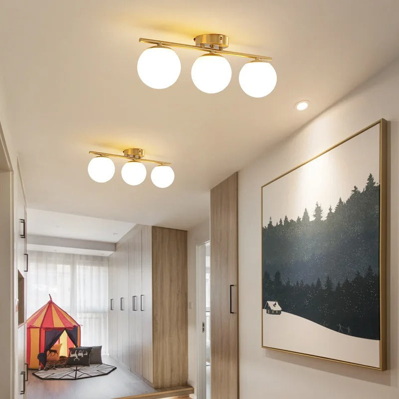 Moderne LED-taklampe med elegant glasskule. Perfekt minimalistisk belysning for spisestue eller gang.