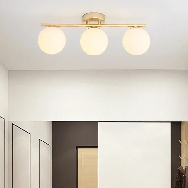 Nordisk stil glasskule taklampe. Skaper et rent og elegant uttrykk. Ideell for moderne innendørsbelysning.
