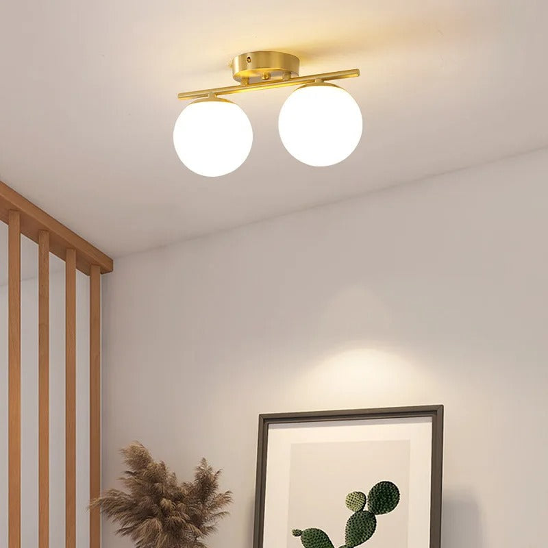 Svart glasskule taklampe i moderne minimalistisk design. Flott stuebelysning eller soveromsbelysning med LED.