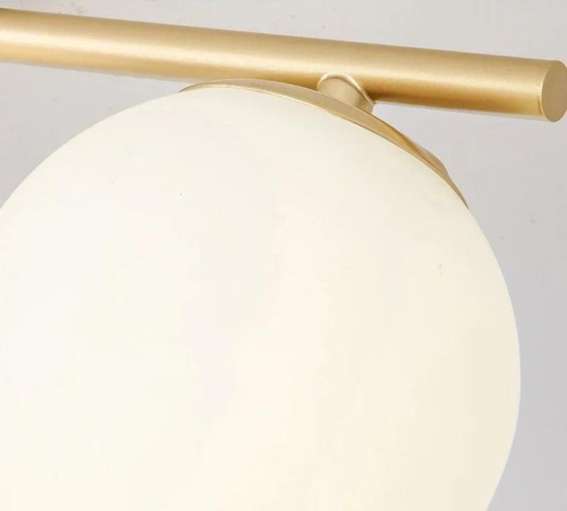 Dekorativ glasskule taklampe. Gir moderne LED-lys og stemning til stuen, soverommet eller entréen.