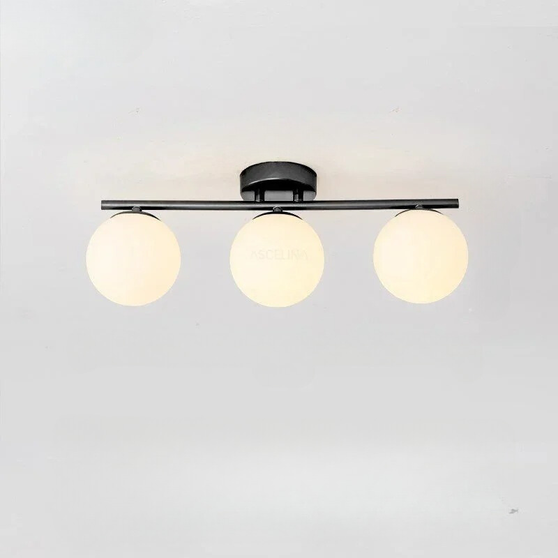 Stilren glasskule taklampe. Funksjonell LED-lampe og moderne belysning for et elegant interiør.