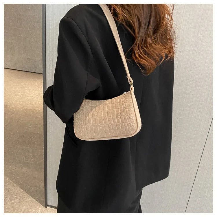 Stilren halvmåneformet filtveske for kvinner, essensiell for en minimalistisk garderobe