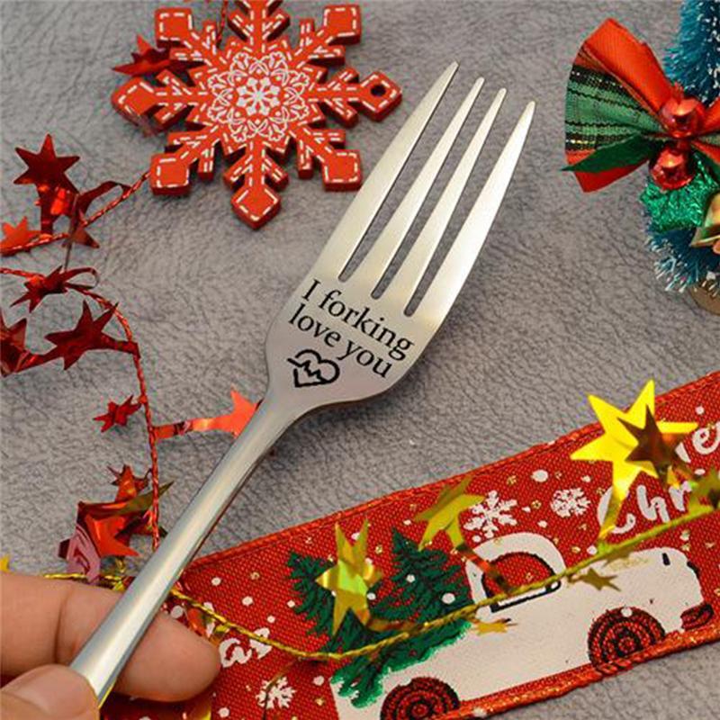 "Elegant gravert gaffel i skinnende rustfritt stål, speilpolert for et moderne uttrykk, 21 cm lang."