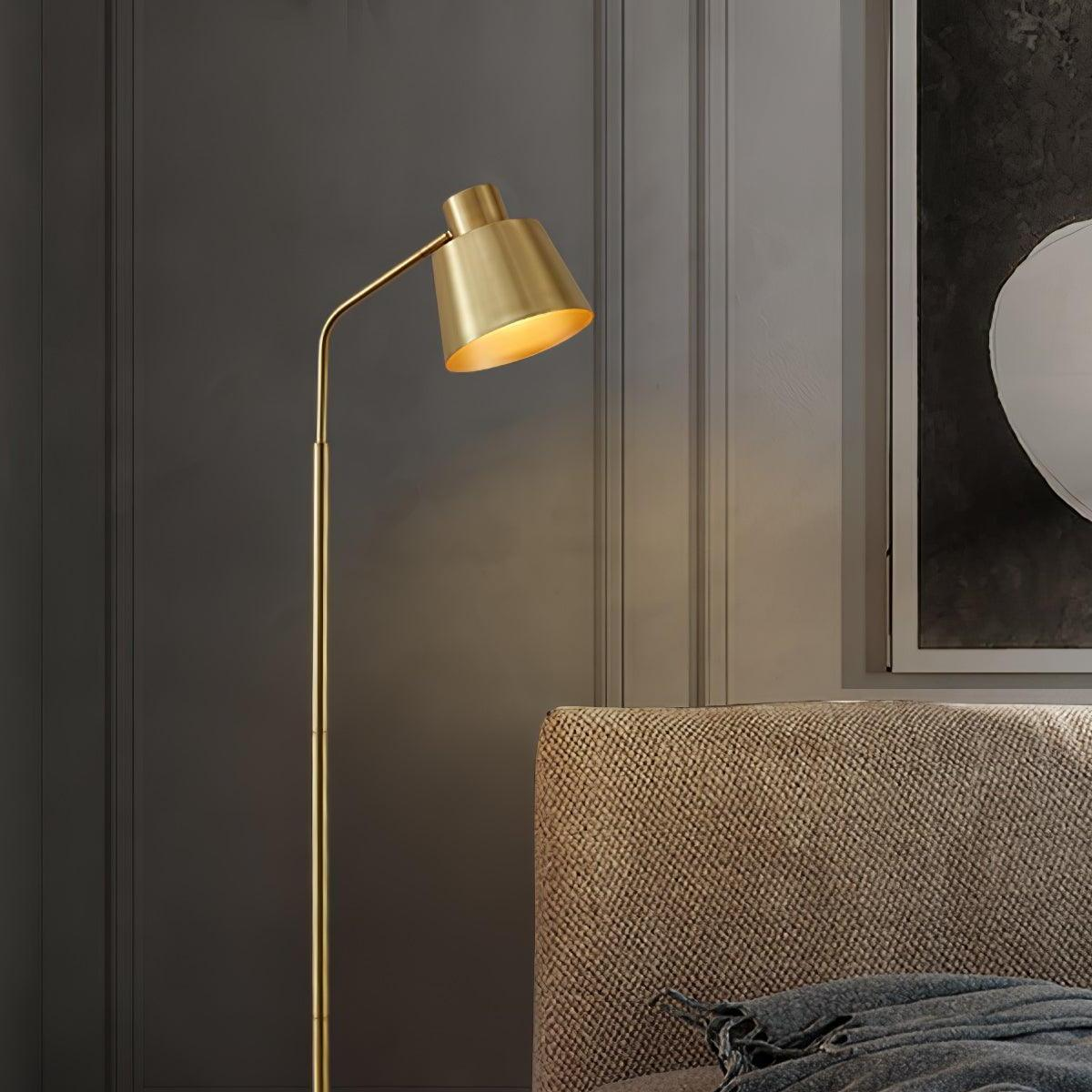 "Elegant gulvlampe i messing med LED, moderne design og luksuriøs finish, passer perfekt for ethvert interiør."