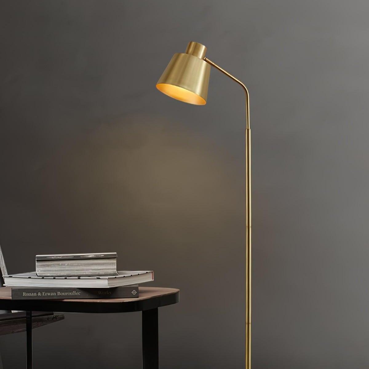 "Elegant gulvlampe i messing med LED, moderne design og luksuriøs finish, passer perfekt for ethvert interiør."